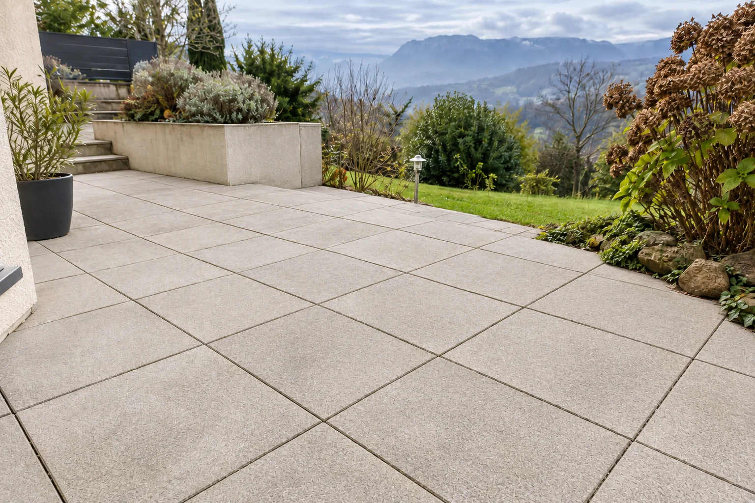 La même terrasse en dalles béton et carrelage extérieur après nettoyage, propre et éclaircie